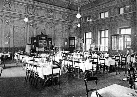 Celkový pohled na interiér nádražní restaurace z období první čs. republiky.